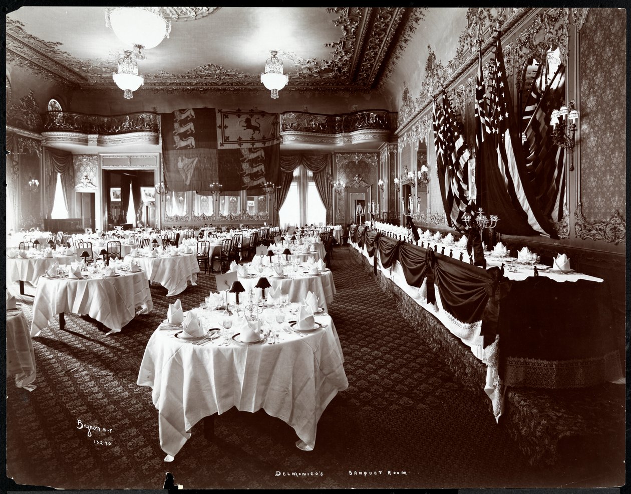 Mesas preparadas en el salón de banquetes del Hotel Delmonico, 1902 de Byron Company