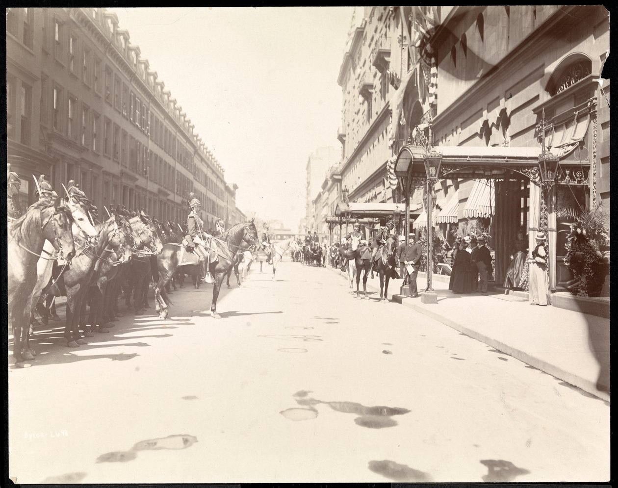 El personal del Gobernador esperando la llegada de Li Hung Chang en el Hotel Waldorf Astoria, Nueva York, 1896 de Byron Company