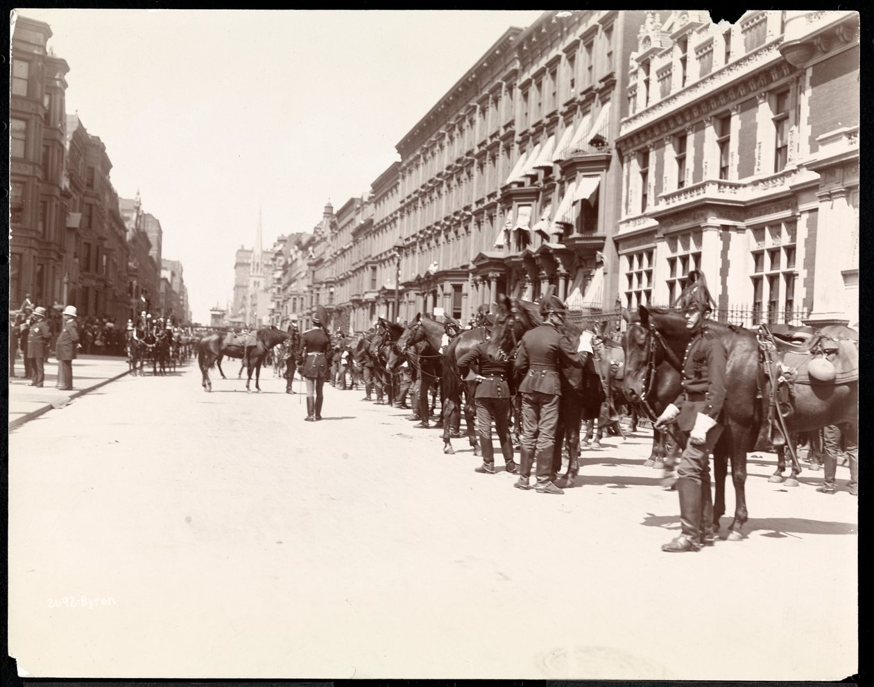 El personal del Gobernador esperando la llegada de Li Hung Chang en el Hotel Waldorf Astoria, 34th Street, Nueva York, 1896 de Byron Company