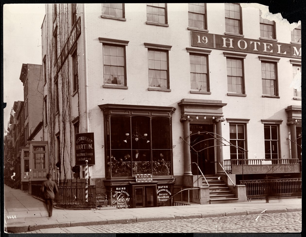 El Hotel Martin en 19 Lafayette Place, Nueva York, 1896 de Byron Company