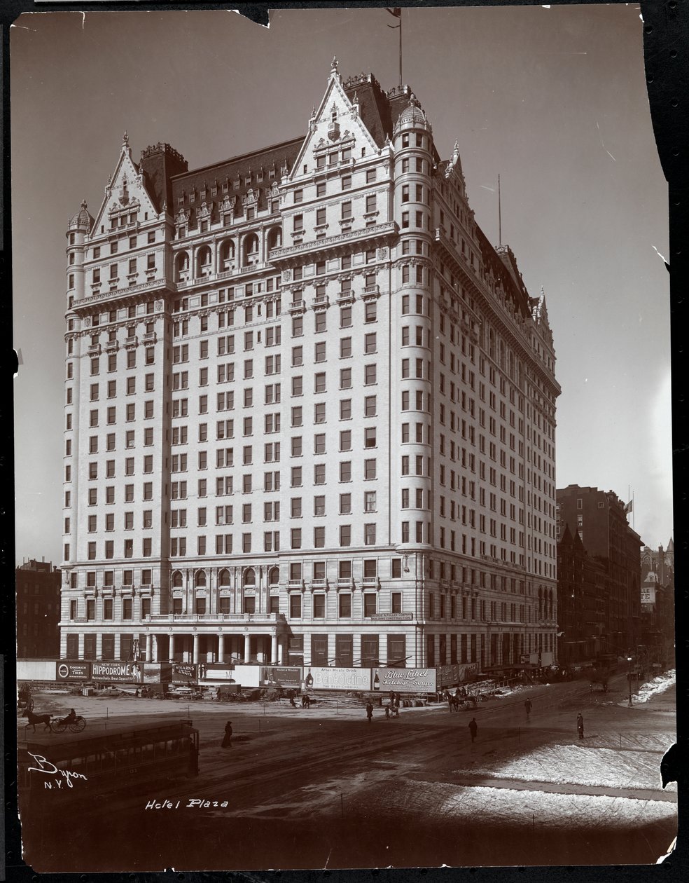 El Hotel Plaza en construcción, 5ª Avenida y Calle 59, Nueva York, c.1907 de Byron Company