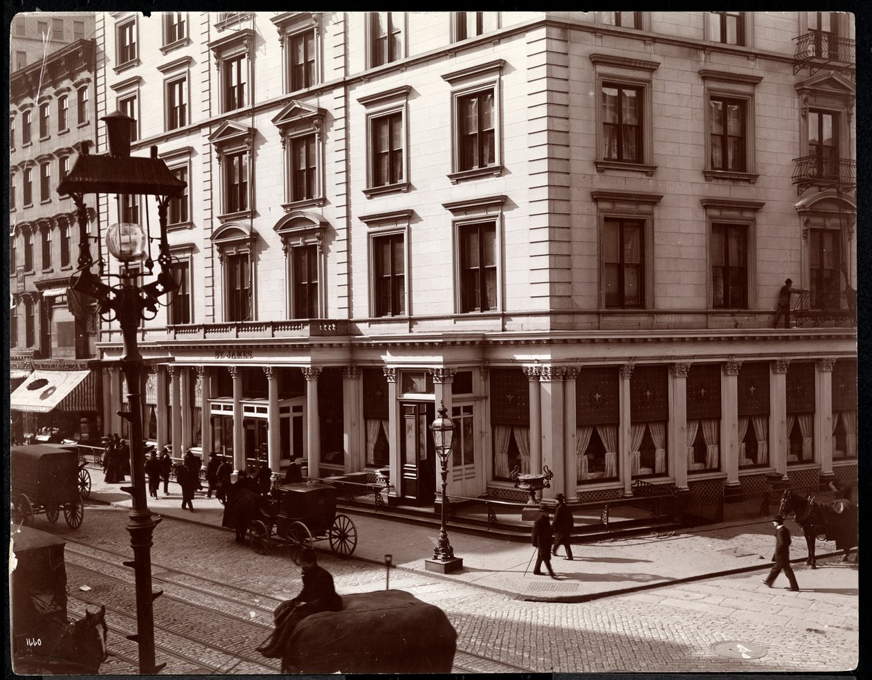 El Hotel St. James, esquina noreste de Broadway y la calle 26 o 27, Nueva York, 1896 de Byron Company