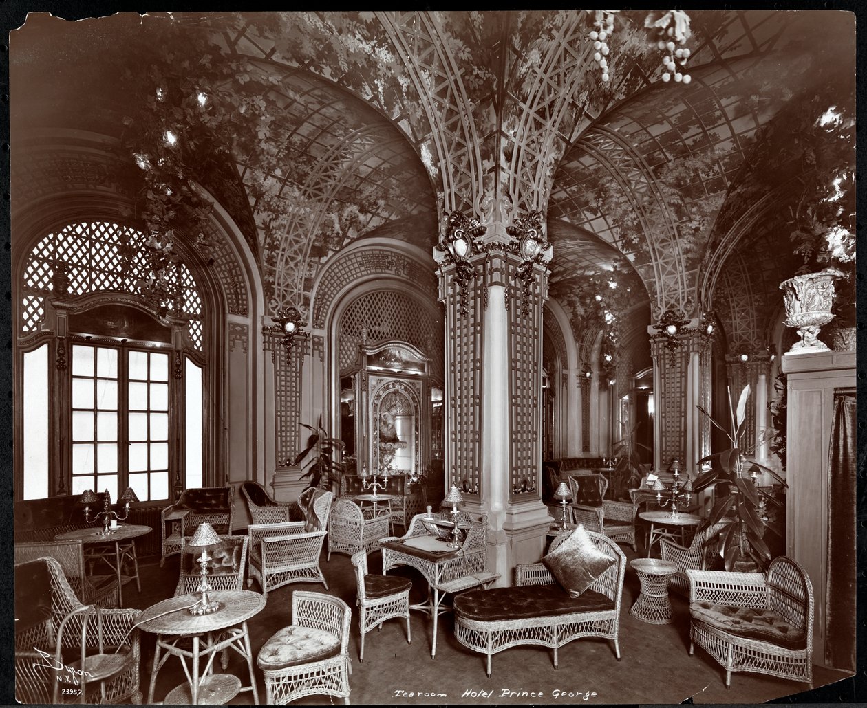La sala de té en el Hotel Prince George, 1907 de Byron Company