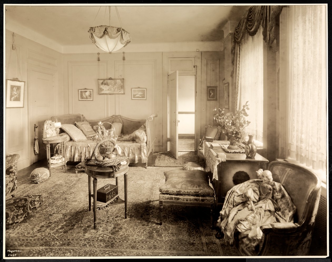 El salón de la suite 1047 en el Hotel Majestic, 1925 de Byron Company