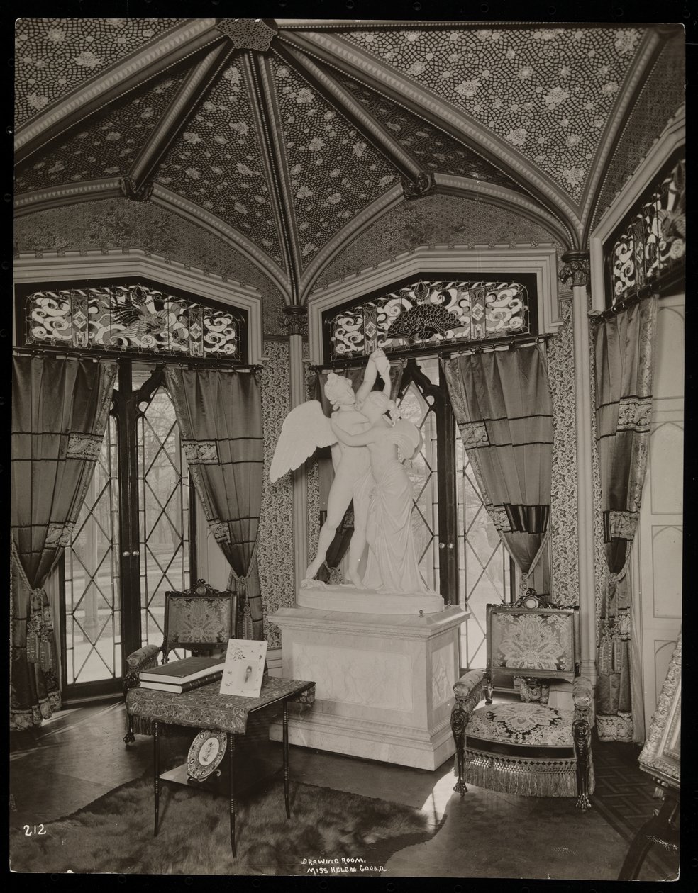 La sala de estar de la finca de Helen Gould (antigua residencia de Jay Gould) en Tarrytown, Nueva York, 1893-94 de Byron Company