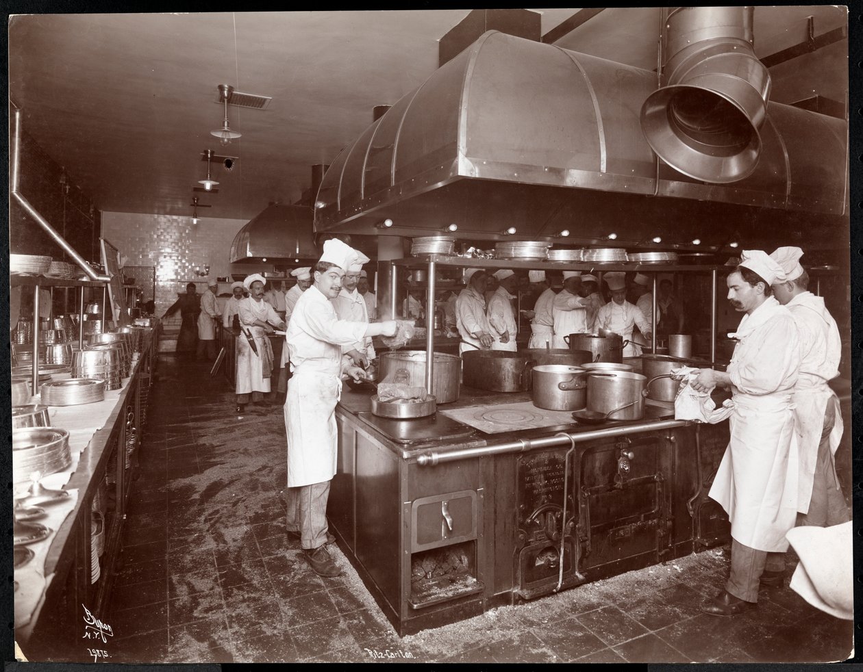 La cocina en el Hotel Ritz-Carlton, c.1910-11 de Byron Company