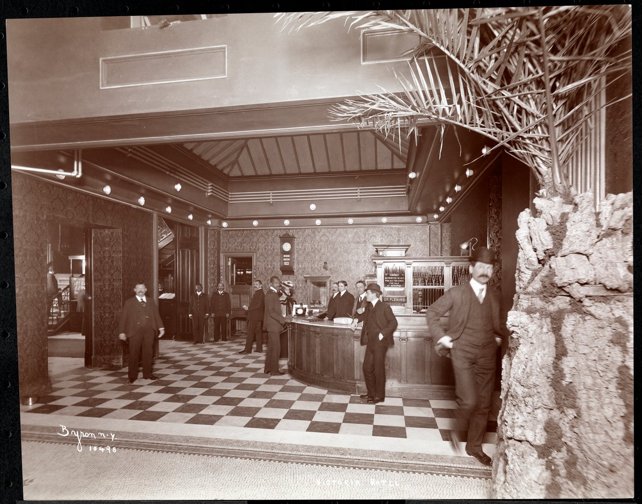 El vestíbulo y la recepción del Hotel Victoria, 1900 o 1901 de Byron Company
