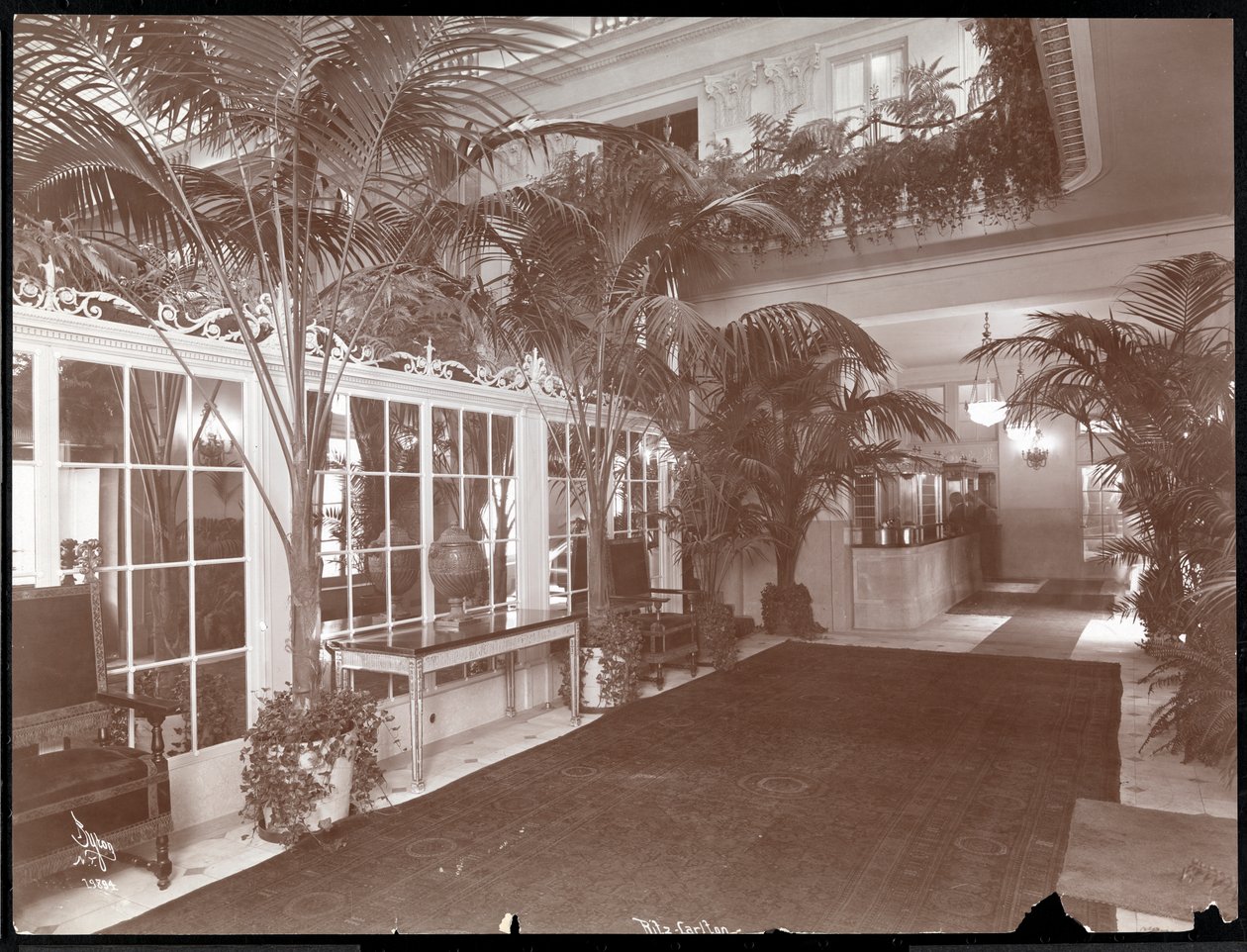 El vestíbulo y la recepción del Hotel Ritz-Carlton, c.1910-11 de Byron Company