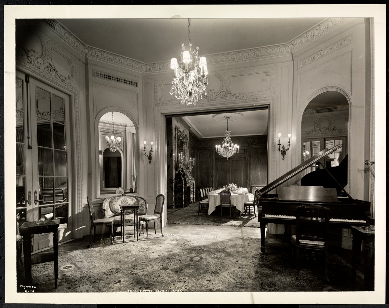 La sala de música del conjunto Louis XVI en el Hotel St. Regis, 1937 de Byron Company