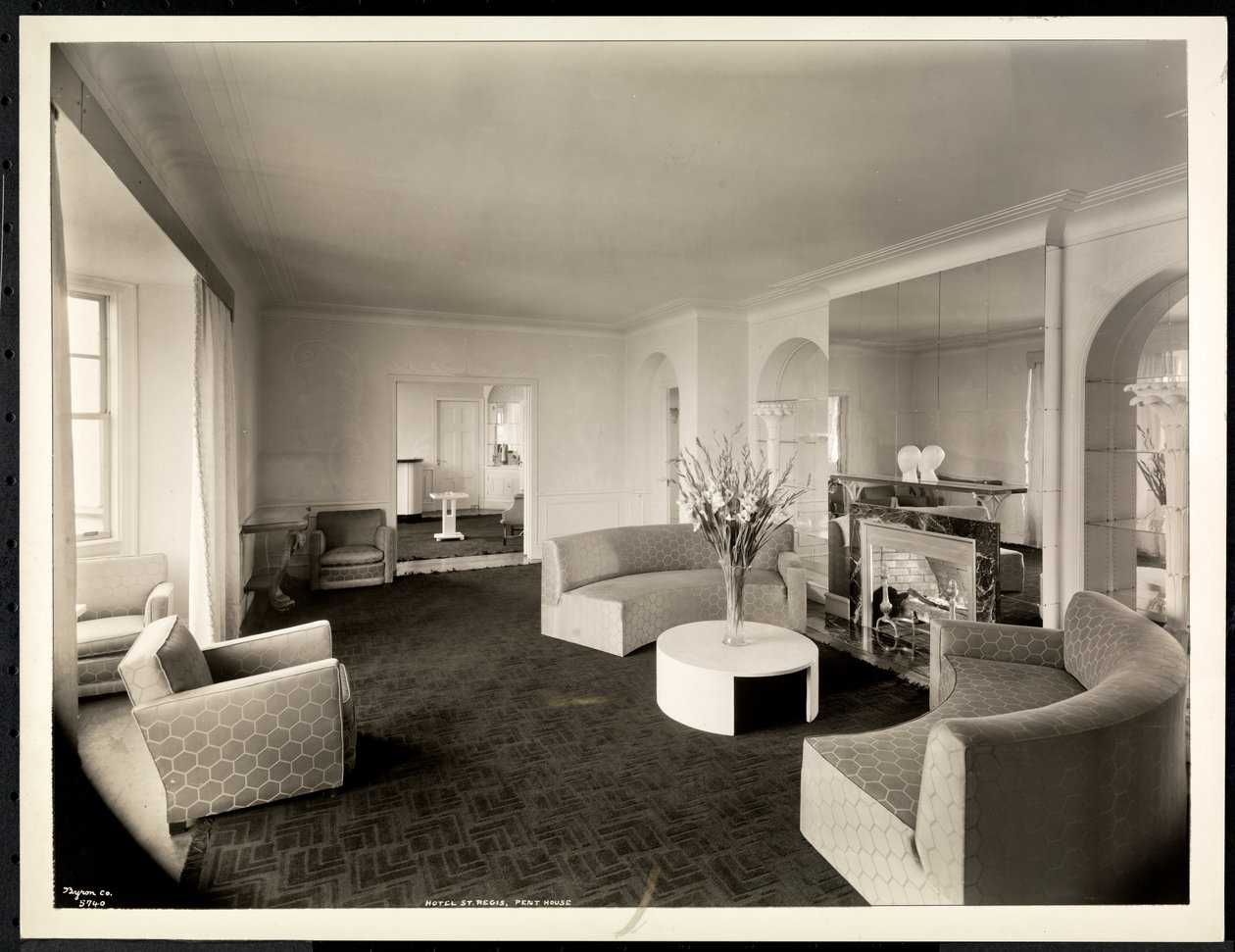 El salón del ático en el Hotel St. Regis, 1937 de Byron Company