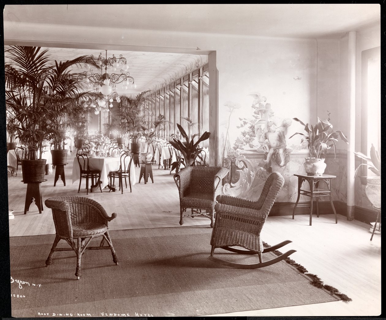 El comedor en la azotea del Hotel Vendome, 1903 de Byron Company