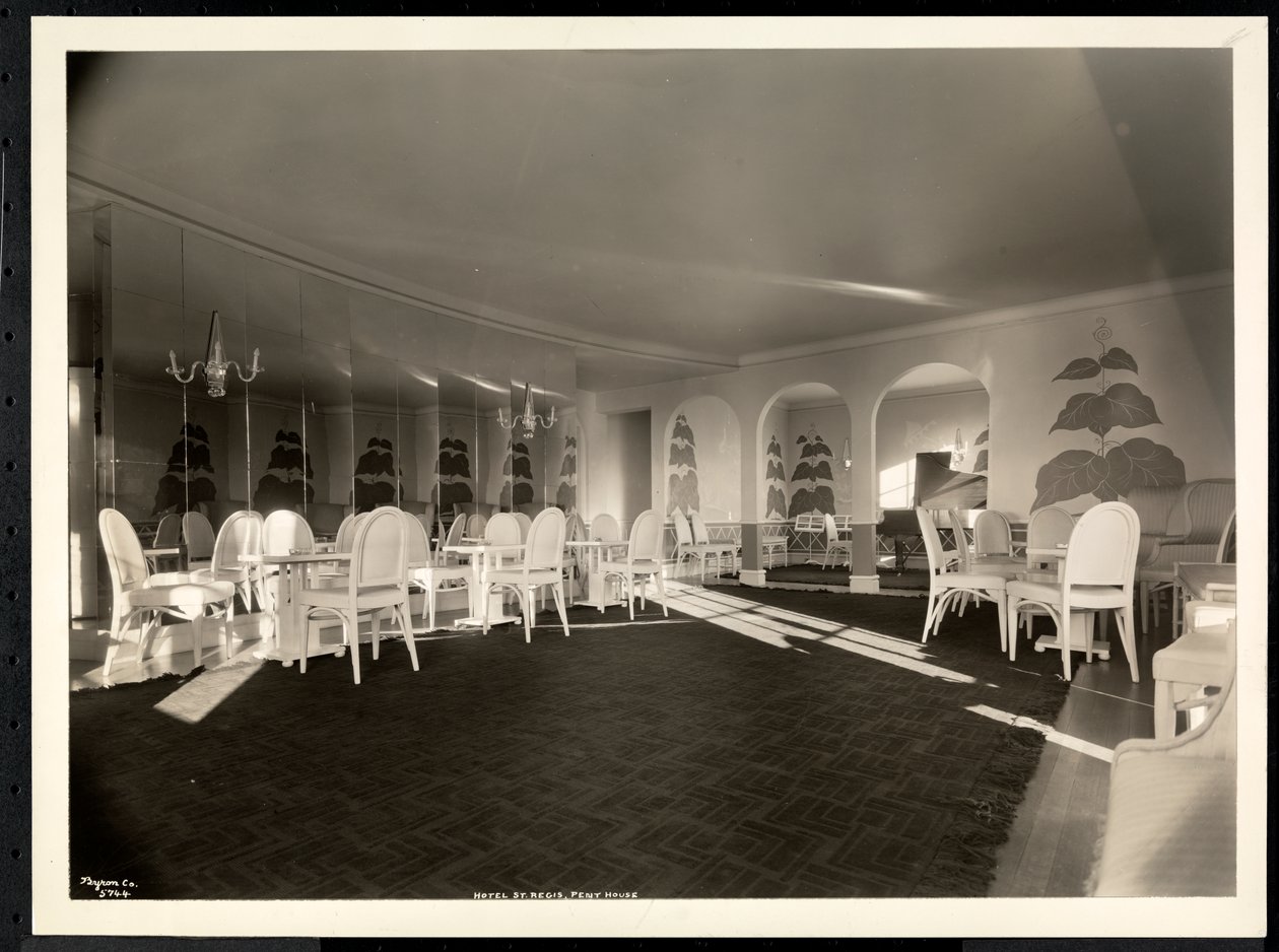 La habitación suroeste del ático en el Hotel St. Regis, 1937 de Byron Company