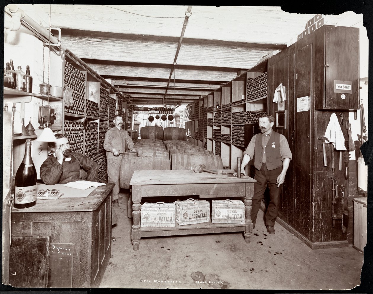 La bodega del Hotel Manhattan, 1902 de Byron Company