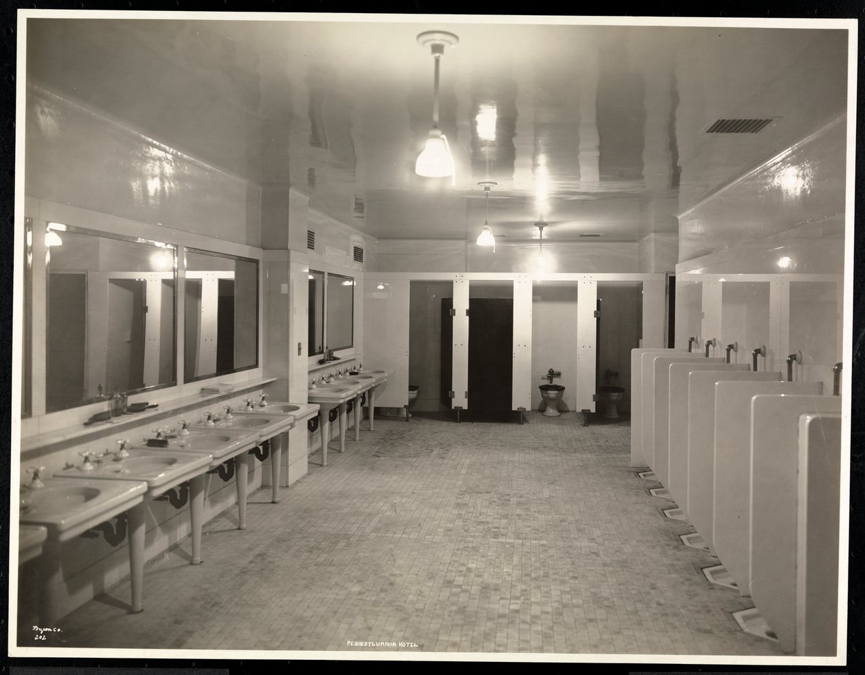 Baños en el Hotel Pennsylvania, 1918 de Byron Company