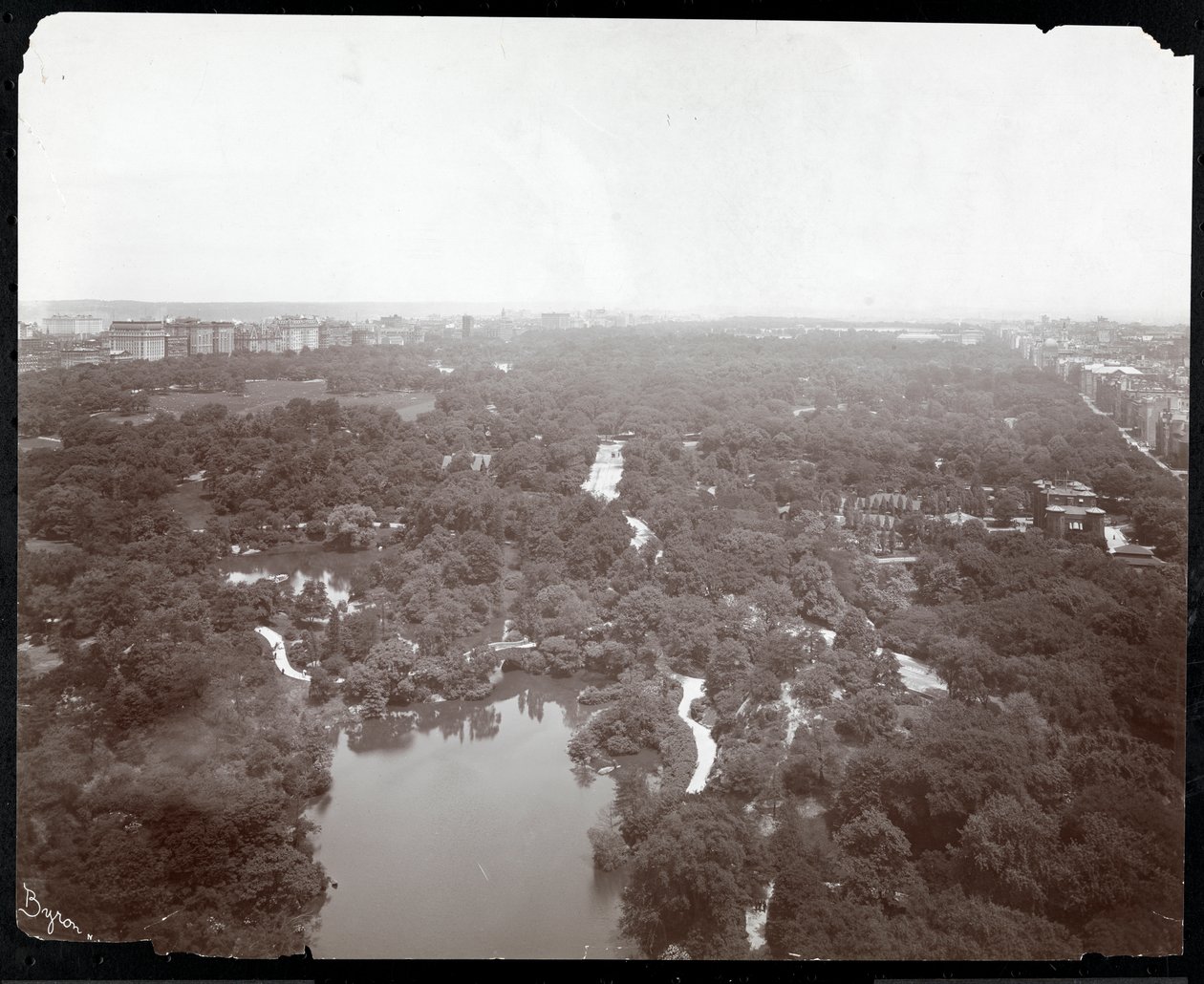 Vista de Central Park desde el Plaza Hotel, 5ª Avenida y Calle 59, Nueva York, c.1907 de Byron Company