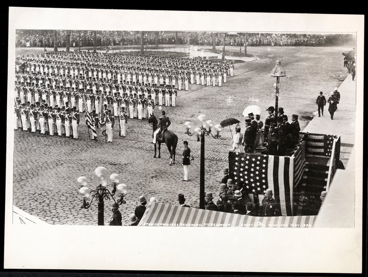Vista de la princesa Eulalia de España revisando el desfile del 7º Regimiento en la Celebración de Colón en el Hotel Savoy, Nueva York, 1899 de Byron Company