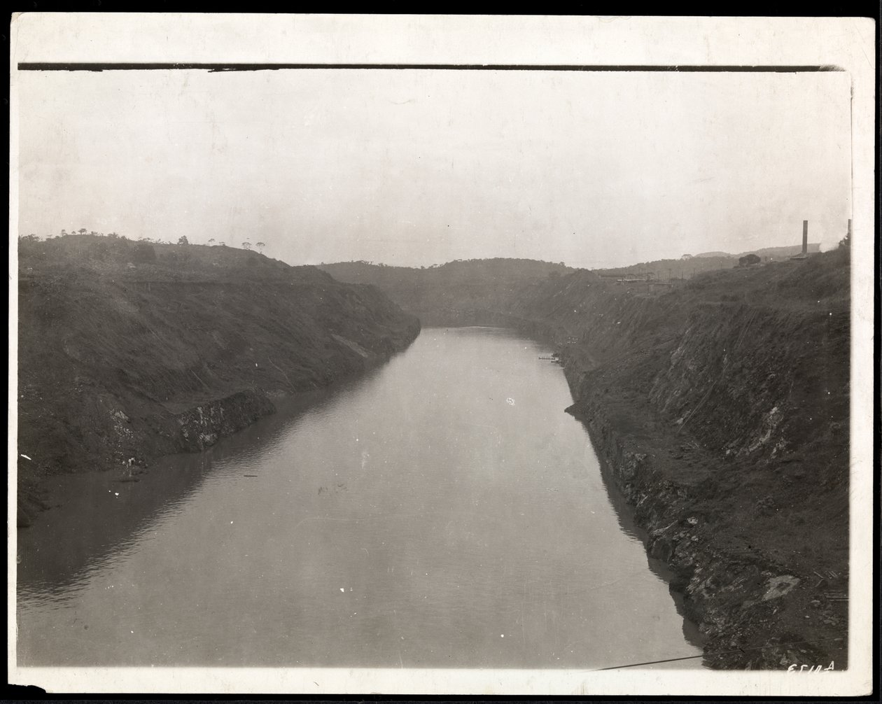 Vista de una porción recién excavada del Canal de Panamá durante la construcción, 1912 o 1913 de Byron Company