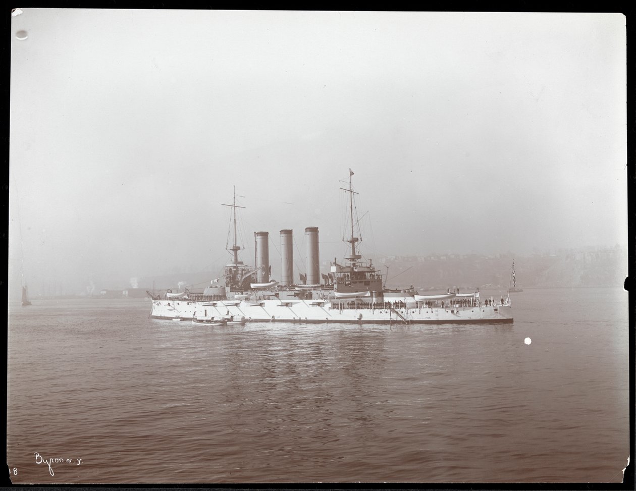 Vista de un barco militar, presumiblemente en el río Hudson cerca de West Point durante la visita del Príncipe Luis de Battenberg, 1905 de Byron Company