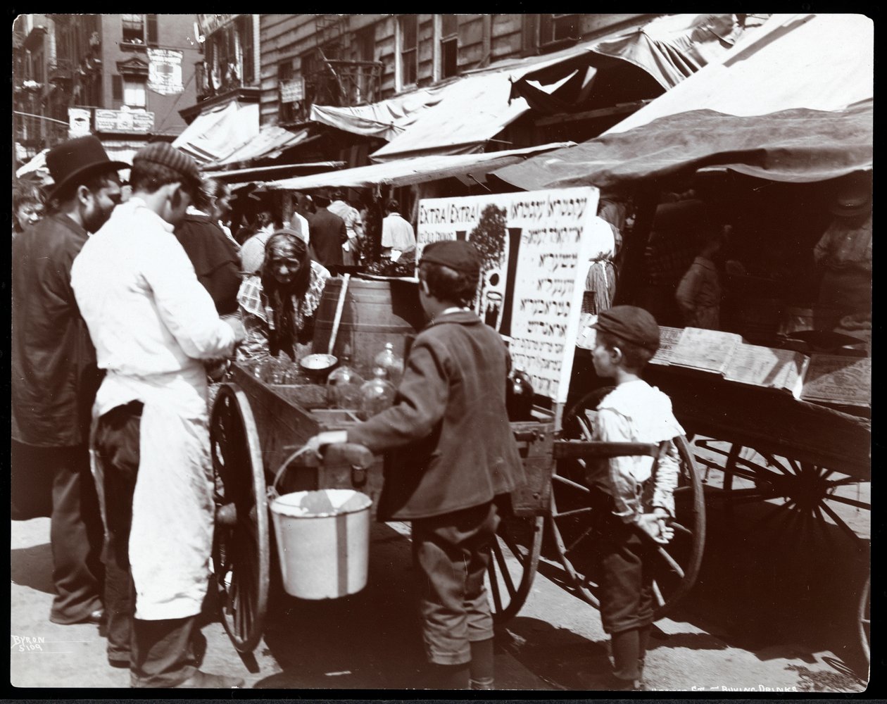 Vista de niños comprando bebidas a un vendedor ambulante en Hester Street, Nueva York, 1898 de Byron Company