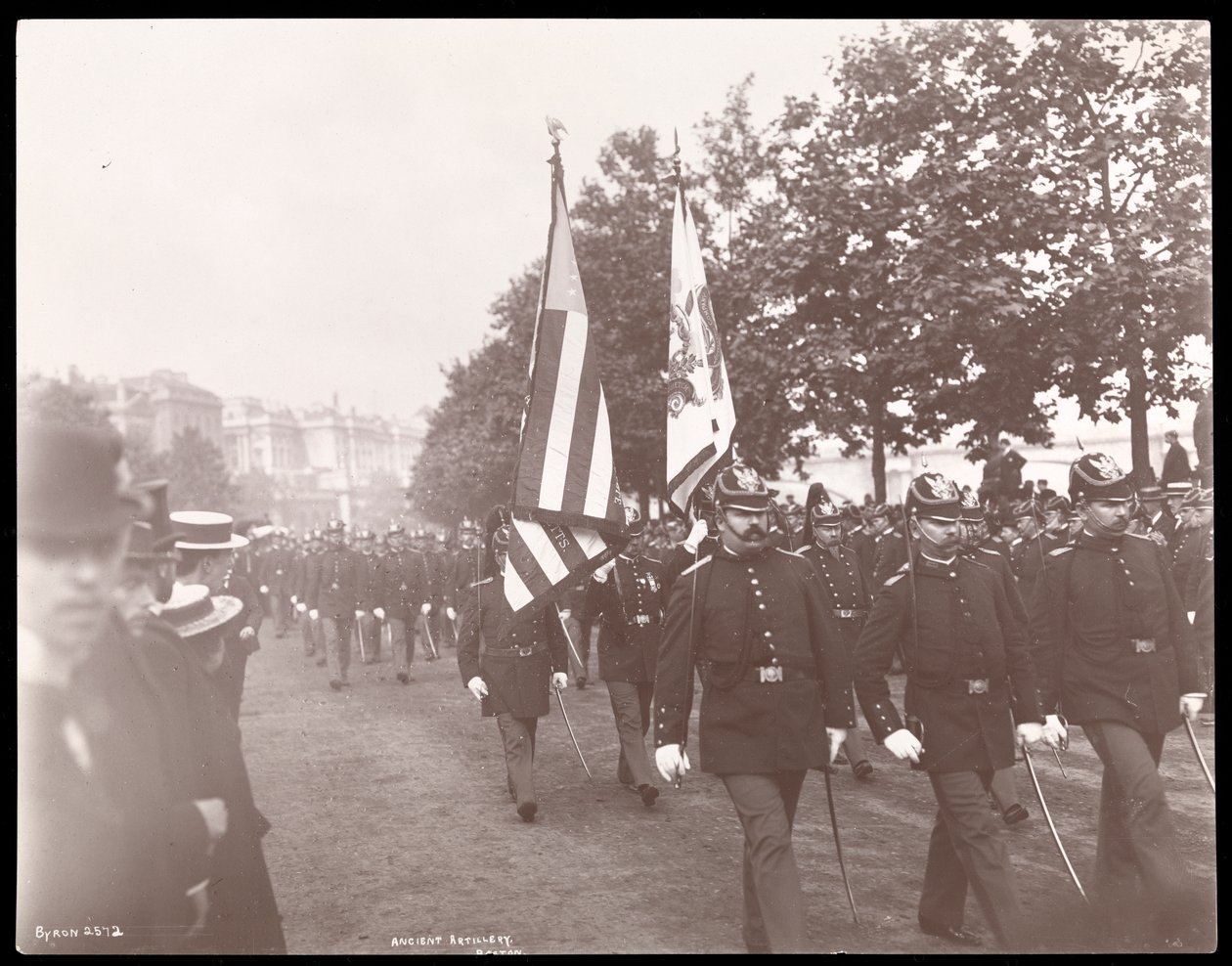 Vista de la Artillería Antigua de Boston marchando en un desfile en Londres, Inglaterra, 1897 de Byron Company