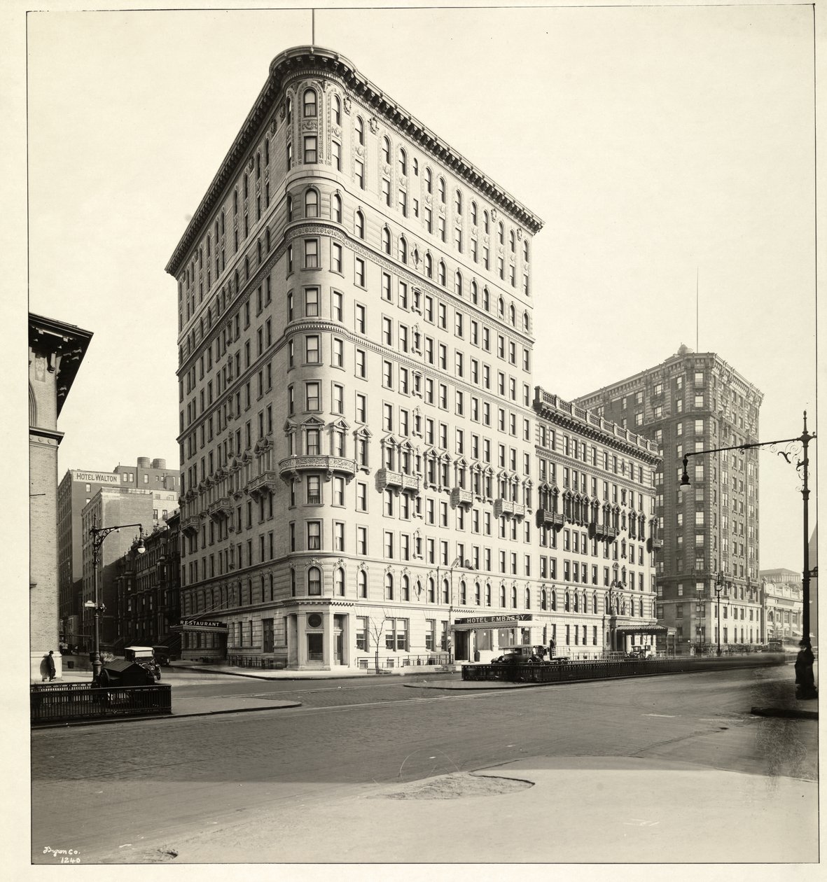 Vista del Hotel Embassy en Broadway y la calle 70, Nueva York, 1921 de Byron Company