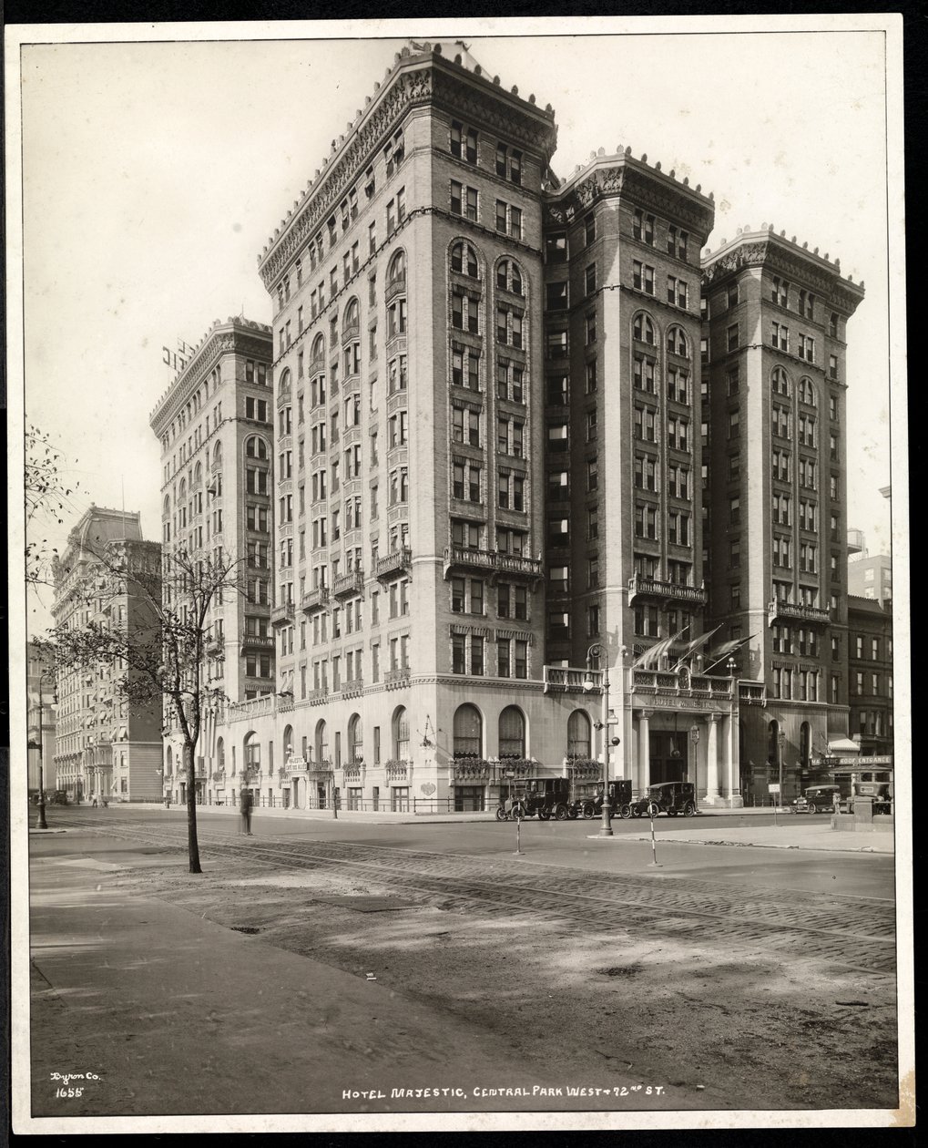 Vista del Hotel Majestic en la calle 72 desde el otro lado de Central Park West, Nueva York, 1920 de Byron Company