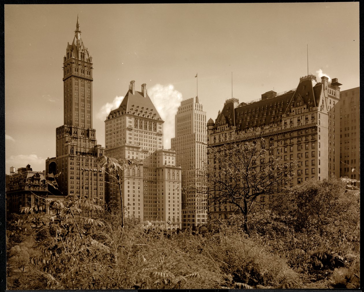 Vista del Hotel Savoy Plaza, Calle 59 y Quinta Avenida, Nueva York, c.1937 de Byron Company