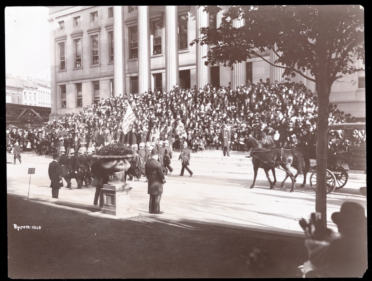 Vista de la multitud en los escalones del Ayuntamiento de Brooklyn durante el Desfile de la Policía de Brooklyn, 1897 de Byron Company