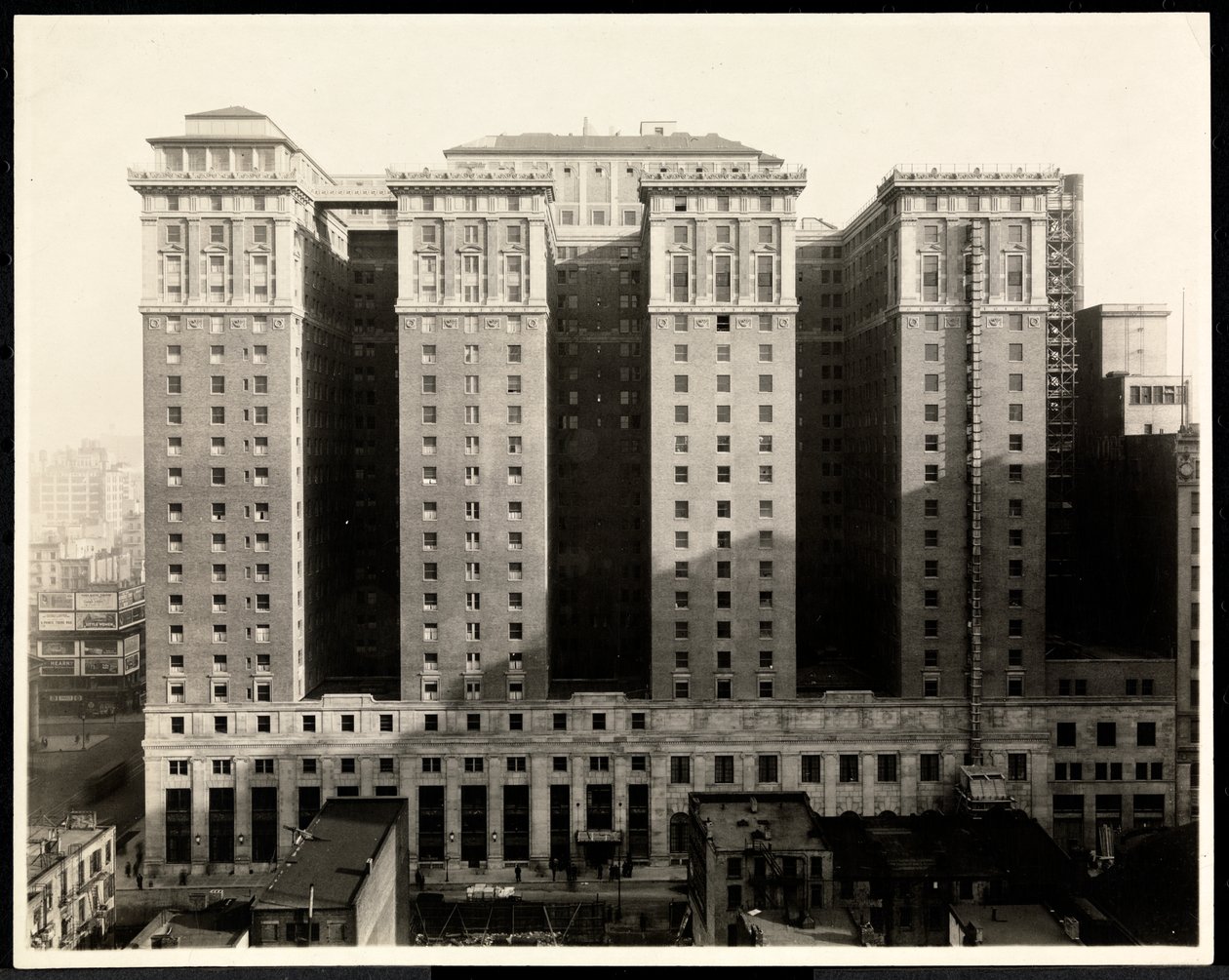 Vista del lado sur del Hotel Pennsylvania, 7th Avenue y 32nd Street, Nueva York, 1919 de Byron Company