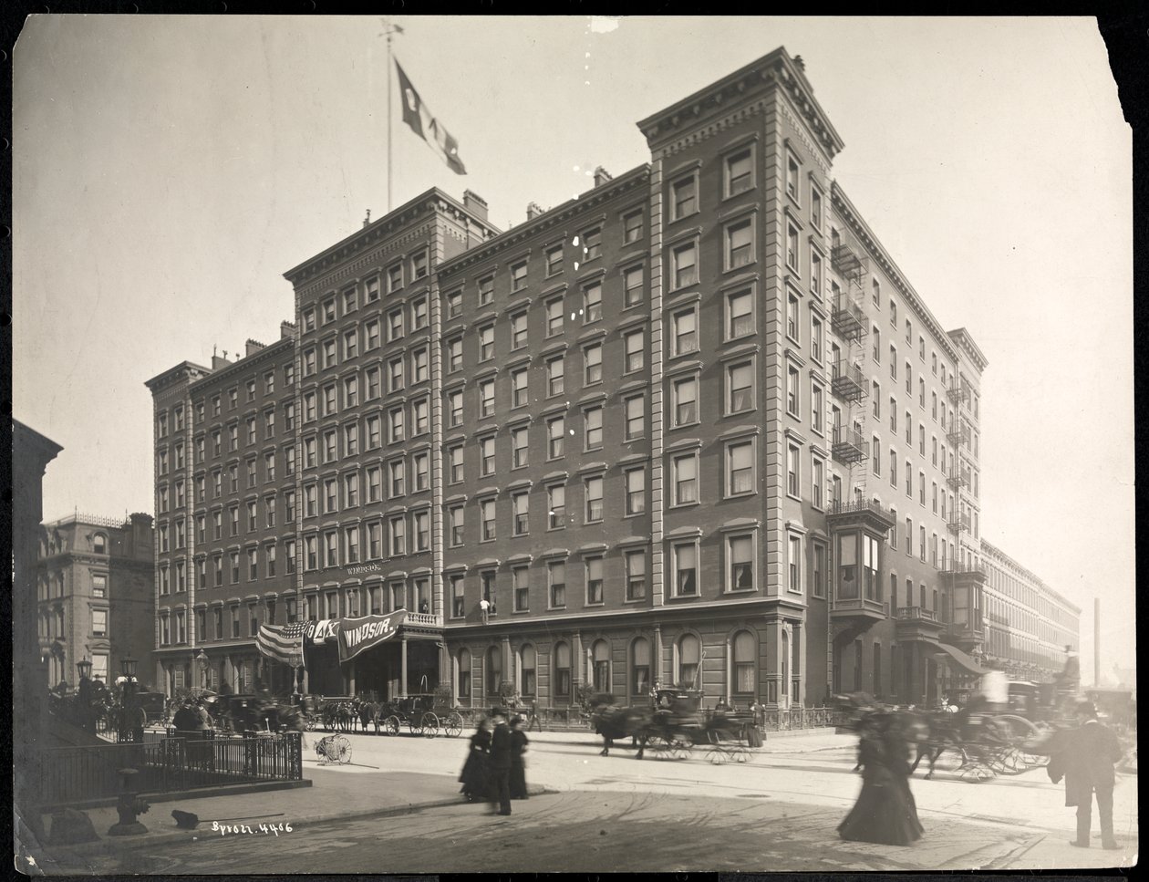 Hotel Windsor en la 5ª Avenida desde las calles 46 a 47, Nueva York, 1898 de Byron Company