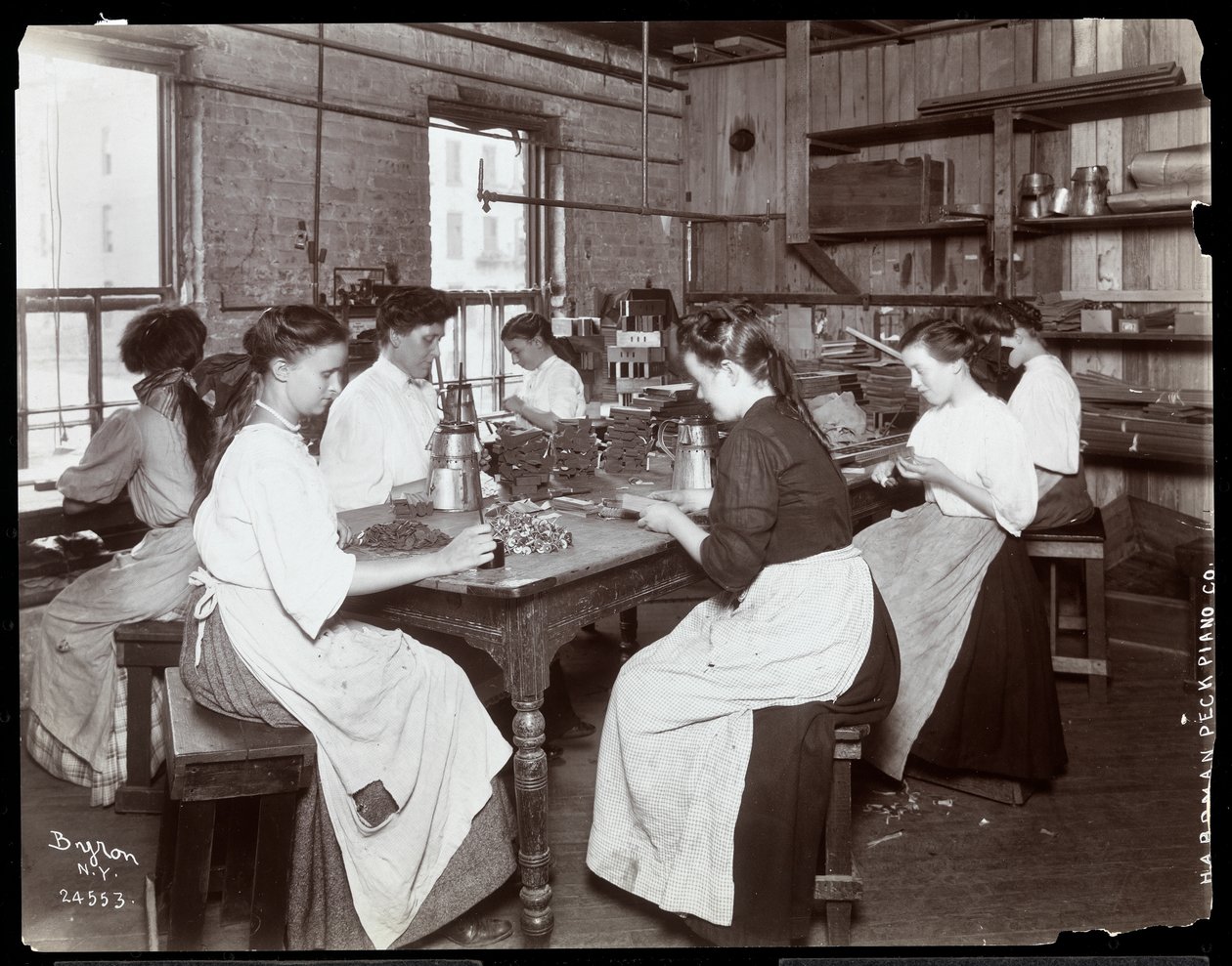 Mujeres trabajando en la fábrica de pianos Hardman, Peck y Co., Nueva York de Byron Company