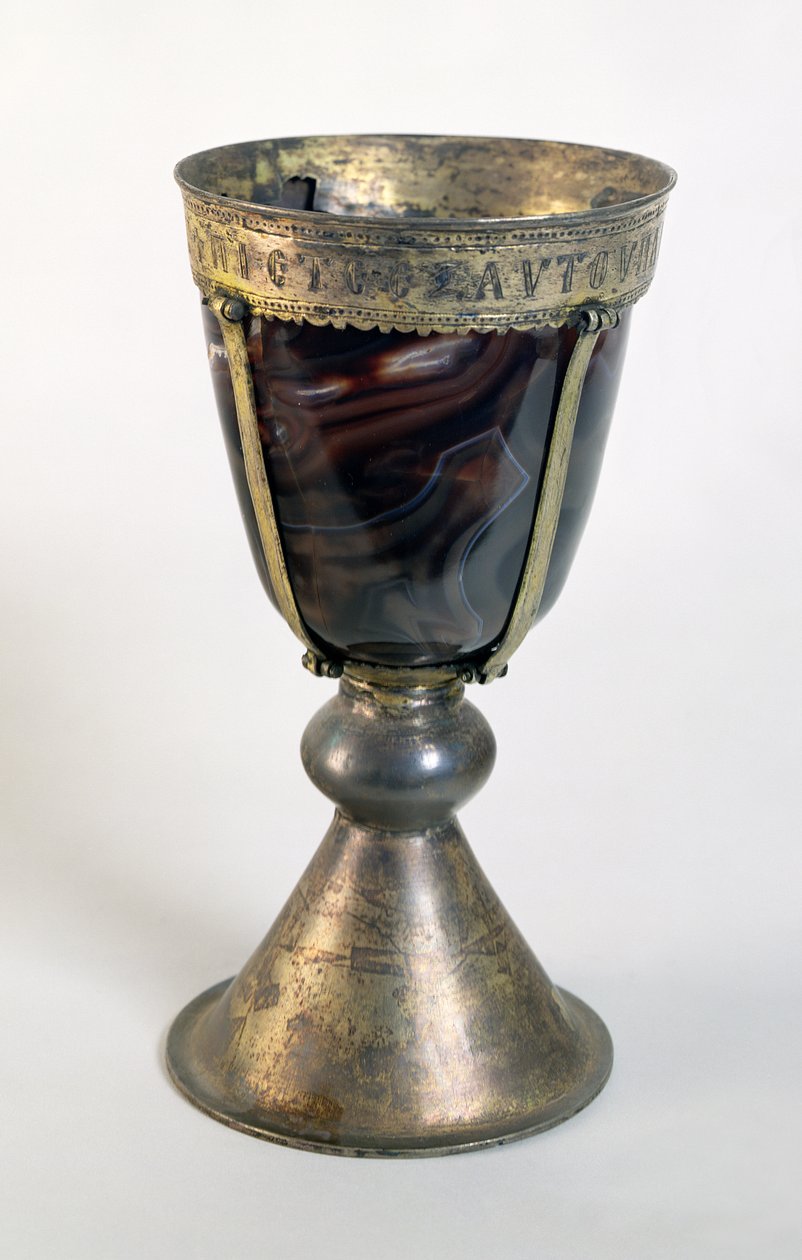 Cáliz con joyas y una inscripción en el borde de Byzantine