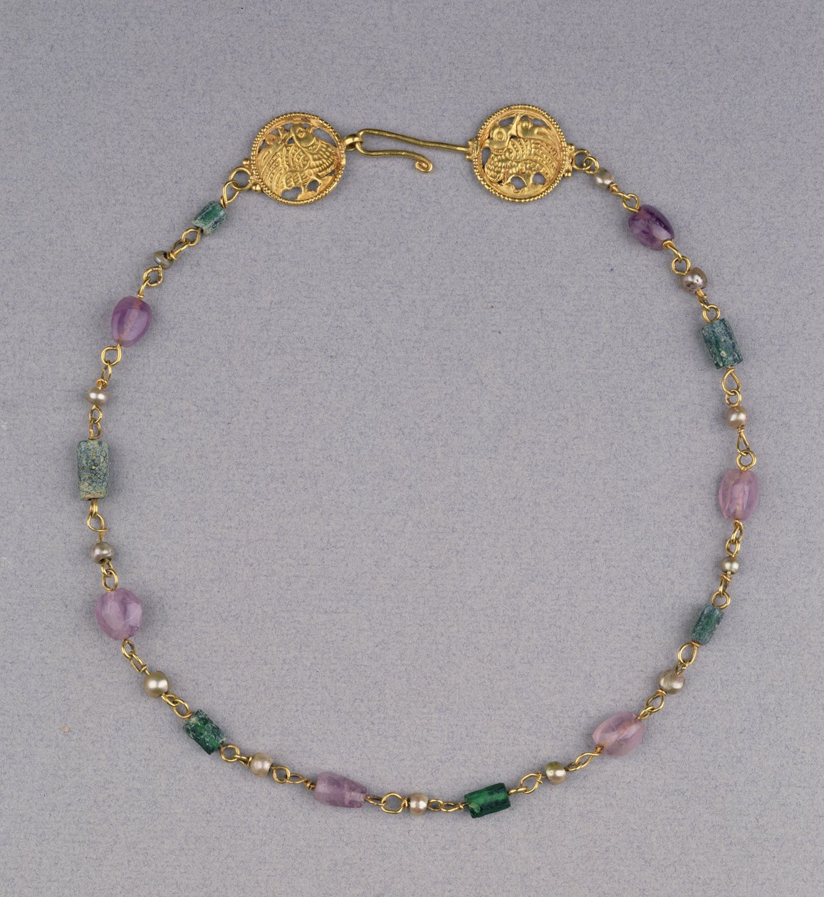 Collar de oro con perlas, amatista y cuentas de vidrio verde con dos medallones de filigrana de oro, c.400-550 de Byzantine