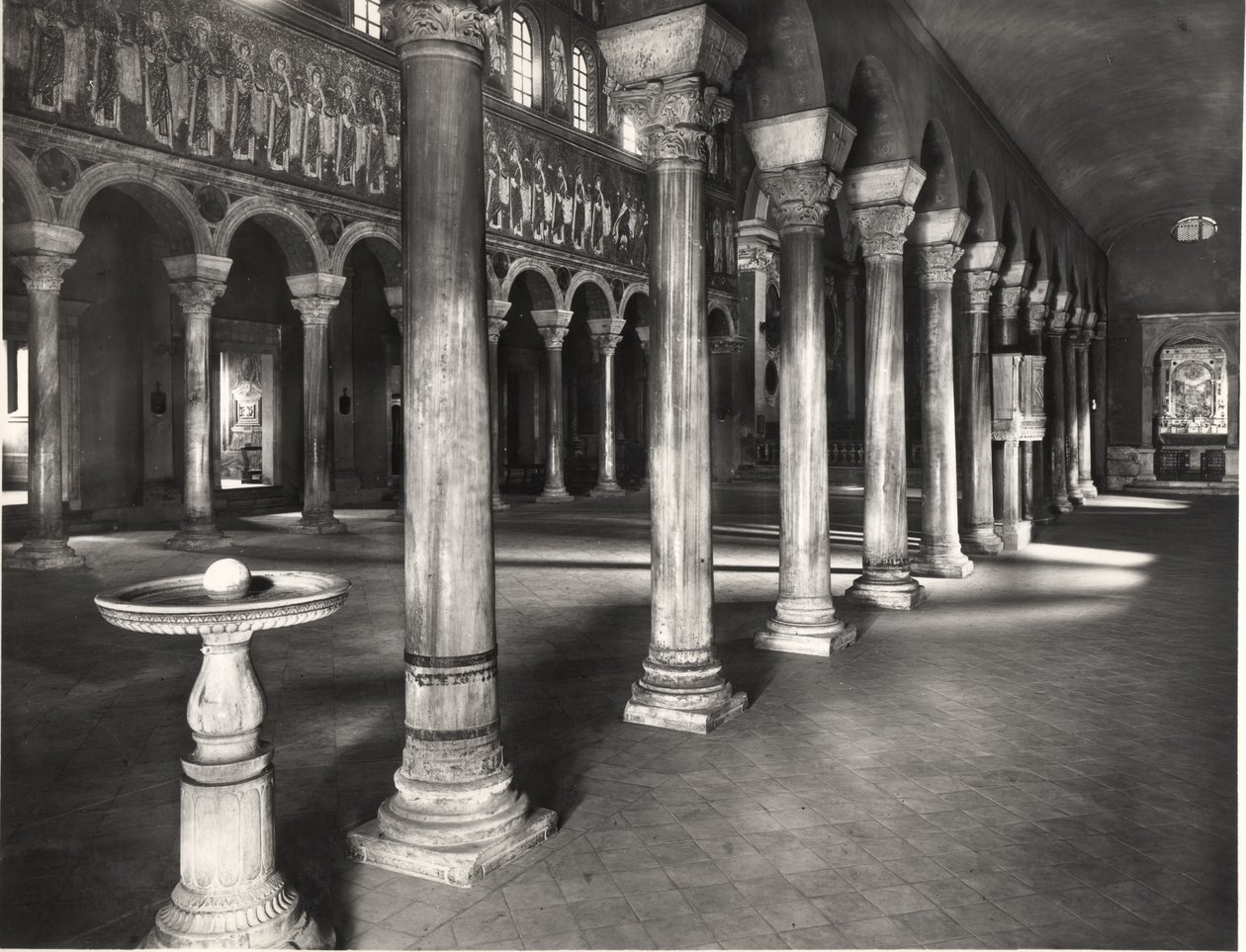 Vista interior de la nave con mosaicos que representan la Procesión de las Vírgenes Mártires de Byzantine School