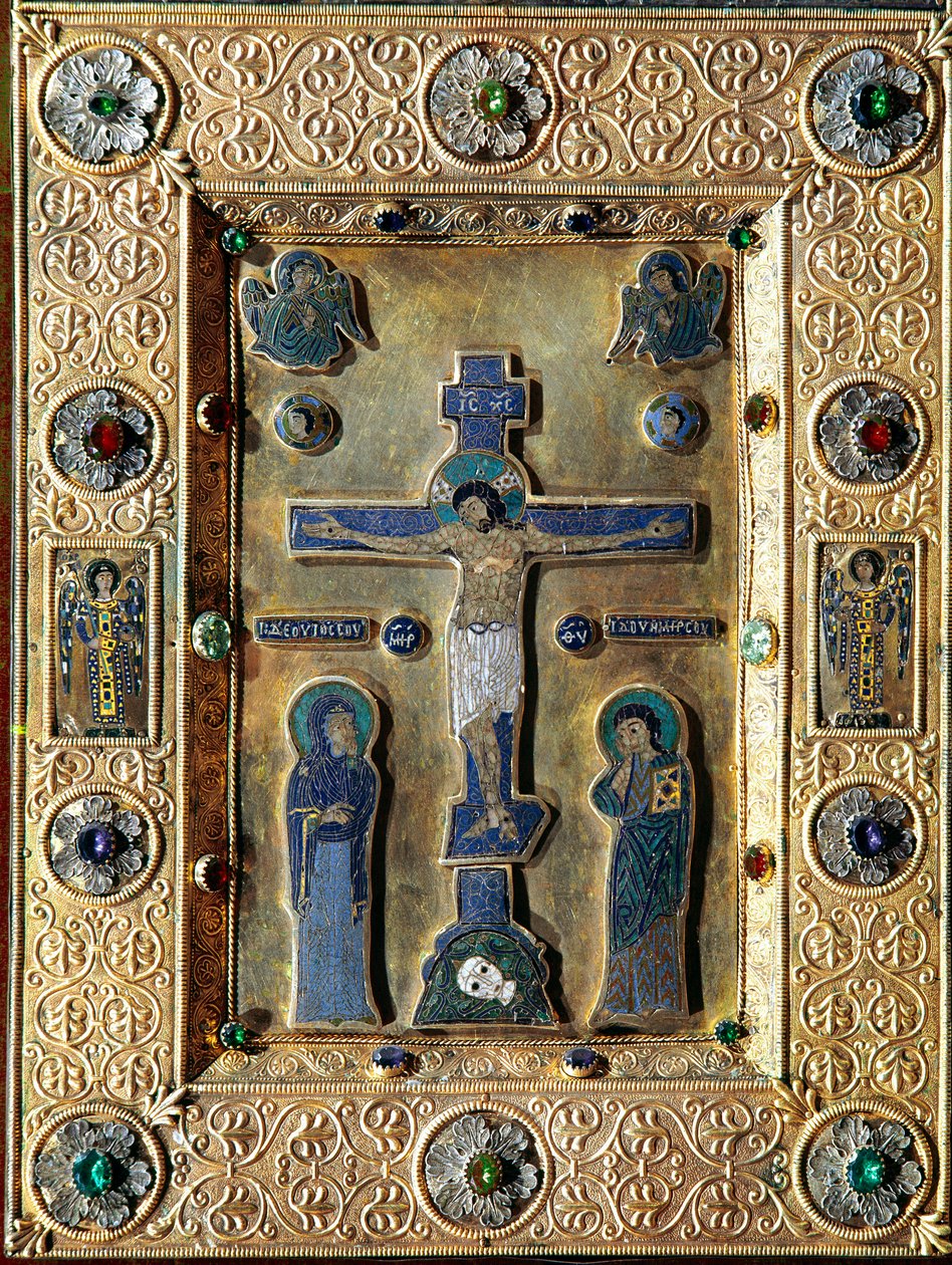Arte bizantino: Evangeliario de oro y esmalte decorado con hojas de oro repujadas con filigrana crucifijo que representa a la Virgen y San Juan. Siglo XII-XIII. Venecia, tesoro de San Marcos de Byzantine