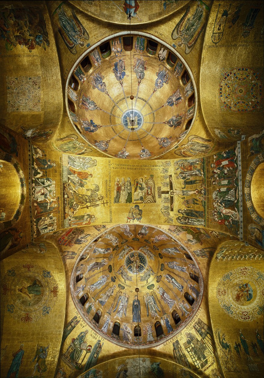 Arquitectura bizantina: vista de las cúpulas con mosaicos sobre un fondo dorado (estilo románico y bizantino) que ilustran el Pentecostés (1250-1300) y la Ascensión (principios del siglo XIII). Basílica de San Marcos, Venecia de Byzantine