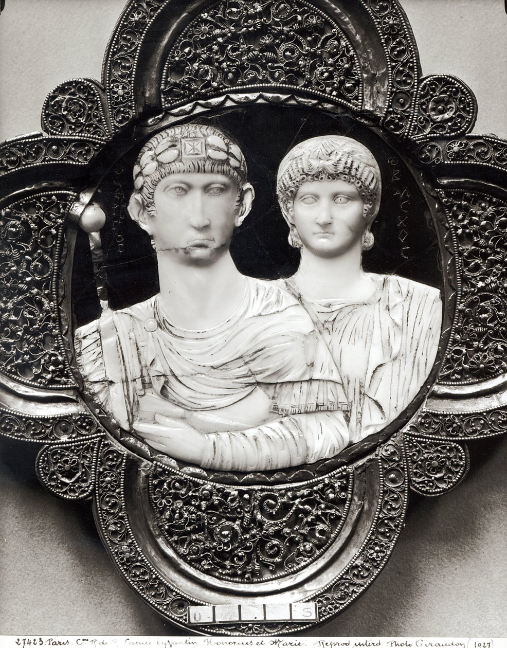 Camafeo que representa al Emperador Honorio (395-423) y su esposa, María (marfil y metal) de Byzantine