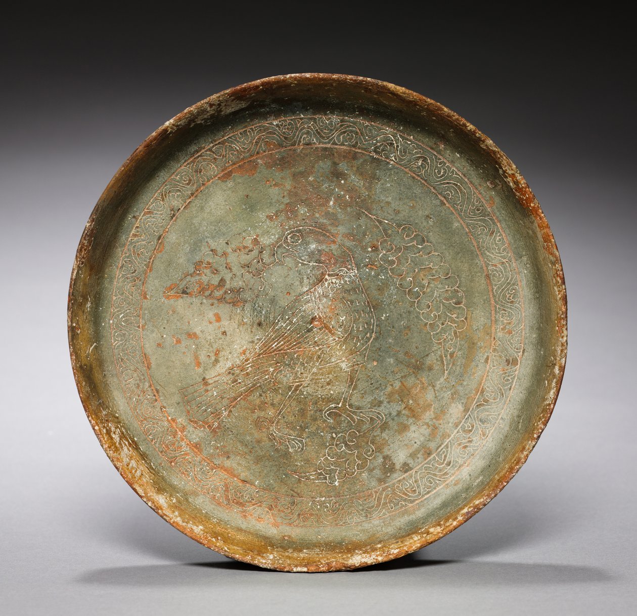 Plato hondo con halcón y follaje, 1100s de Byzantine