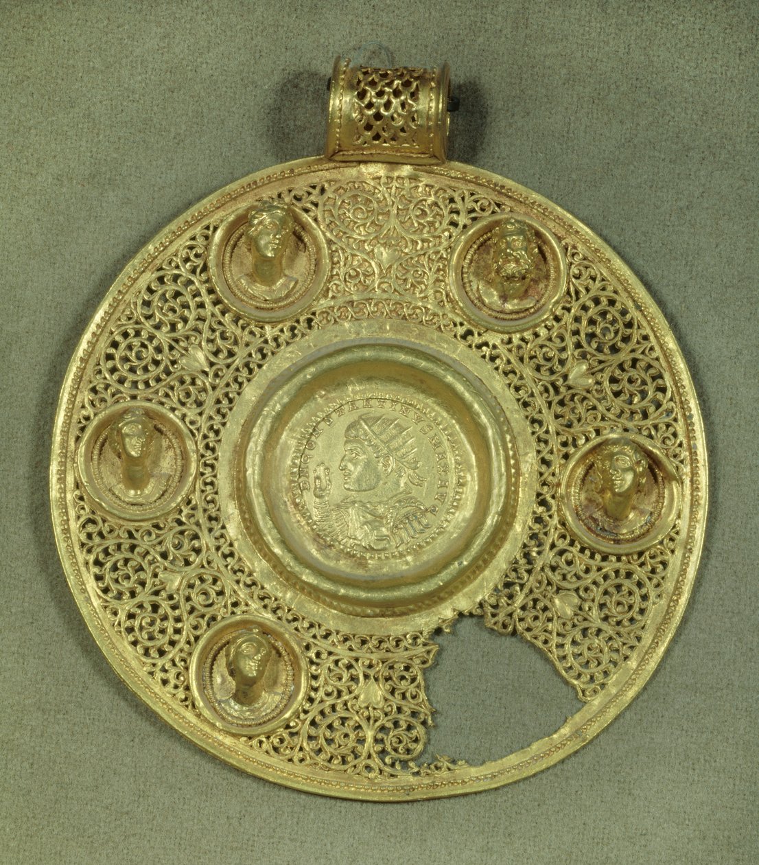 Medallón circular de oro: solidus de Constantino I el Grande (270-337 d.C.) acuñado en Sirmium en 321 d.C., en un marco de opus interrasile, adornado con 5 bustos en relieve. Siglo IV d.C. Sol 0,092 m París, Museo del Louvre de Byzantine