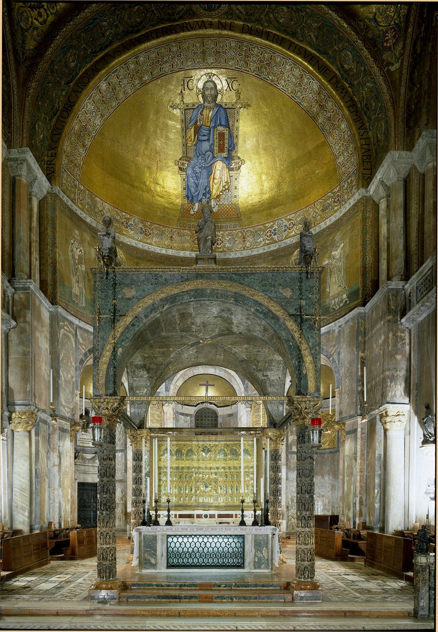 Arquitectura bizantina: el presbiterio. El altar mayor, el ciborio con columnas de alabastro (entre los siglos V y XIII), los capiteles (siglo XII) y la Pala d