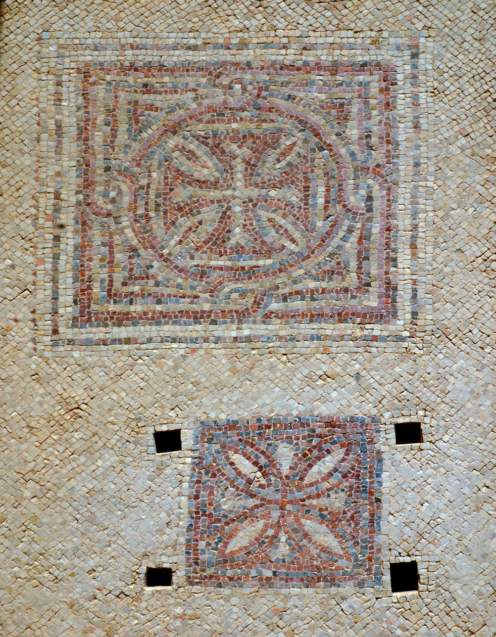 Detalle de cruces del piso de mosaico de la iglesia bizantina en Shoham, Israel, siglo V d.C. (detalle) de Byzantine Byzantine