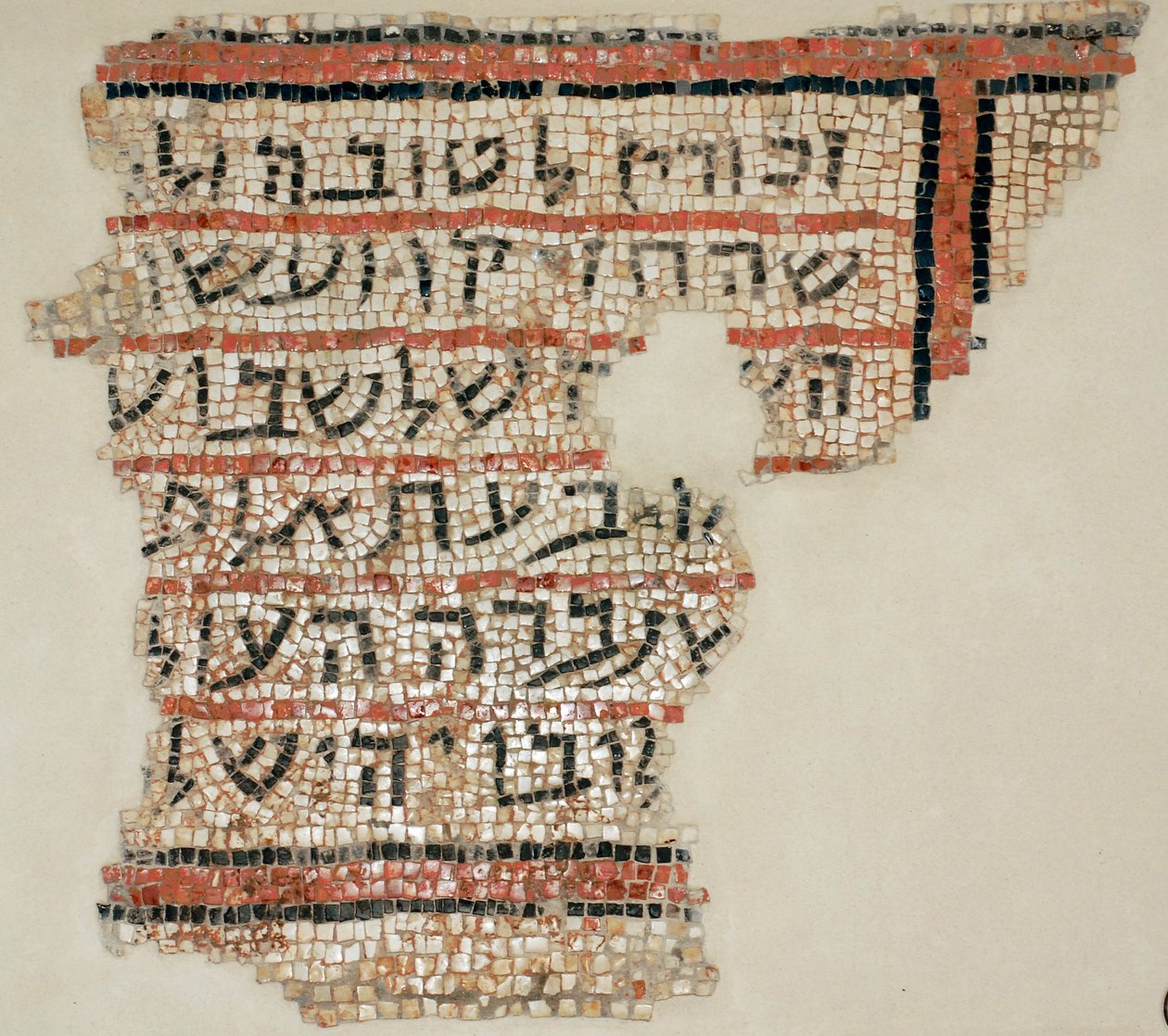 Inscripción en honor al donante Rabino Isai y Rabino Yohannan el Escriba de la Sinagoga de Susya cerca de Hebrón, Cisjordania, siglo VI d.C. (mosaico) de Byzantine Byzantine