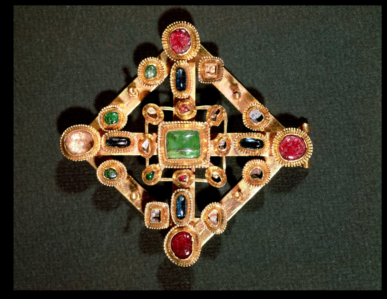 Broche en forma de cruz griega (oro y piedras preciosas) de Byzantine School