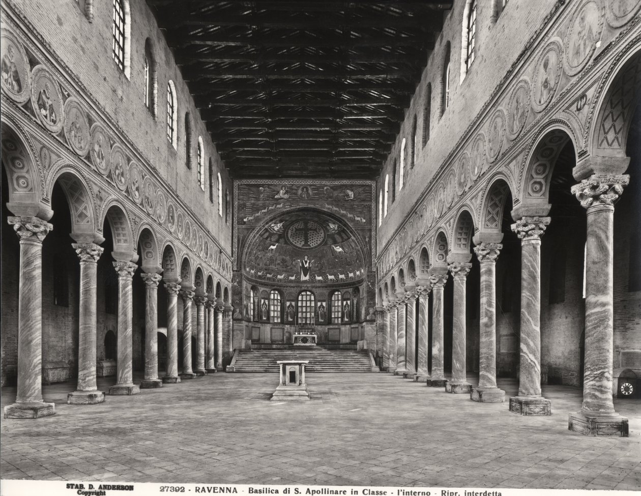 Vista interior de la nave y el ábside de Byzantine School