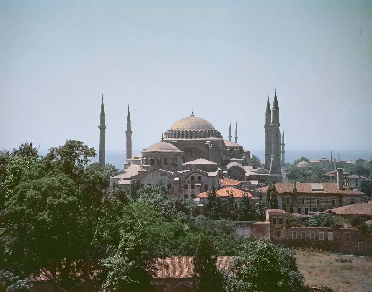 Vista de Santa Sofía, construida en el año 537 d.C. de Byzantine School