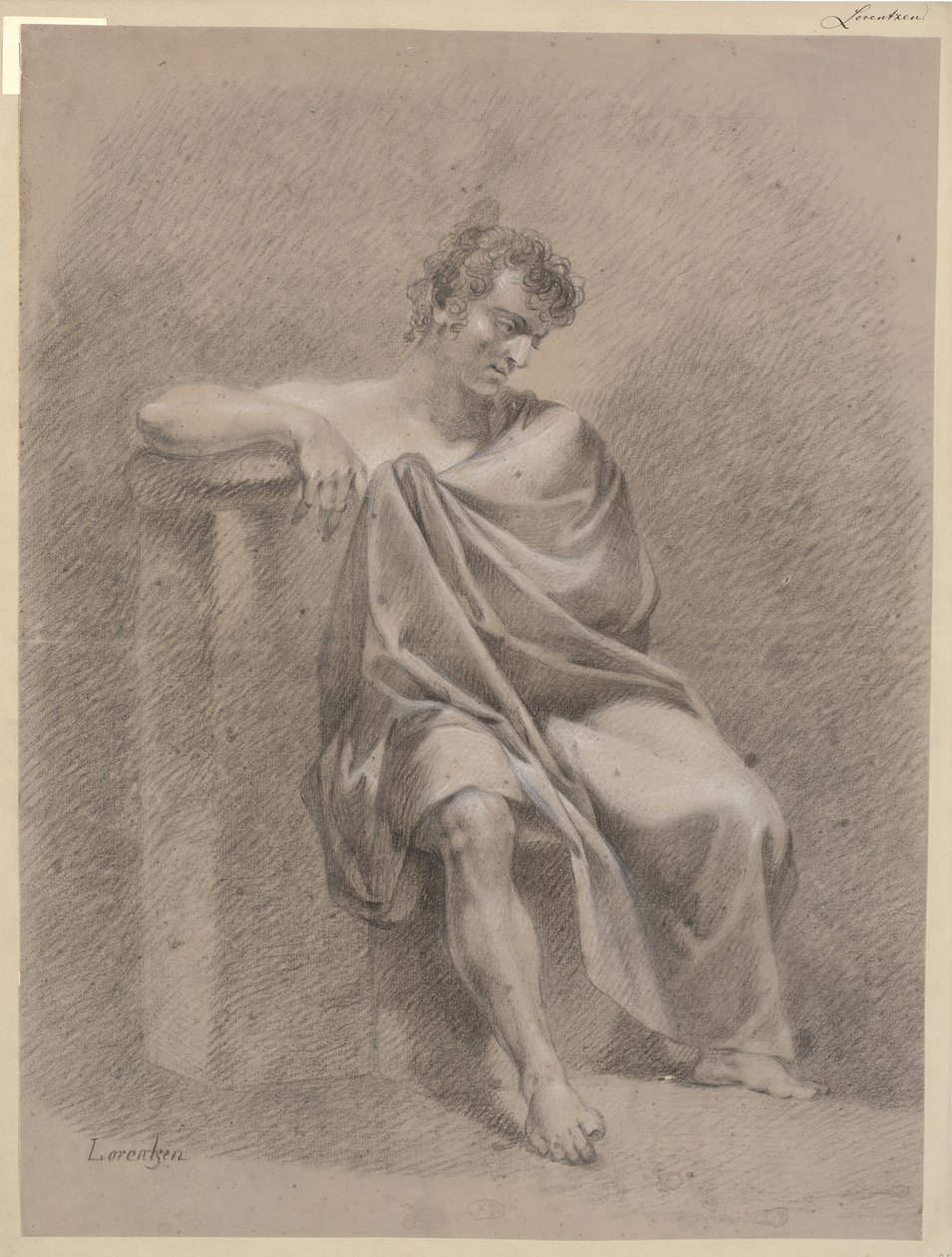 Modelo sentado en drapeado. Sentado en un pedestal bajo y descansando el brazo derecho en un pedestal alto de C.A. Lorentzen
