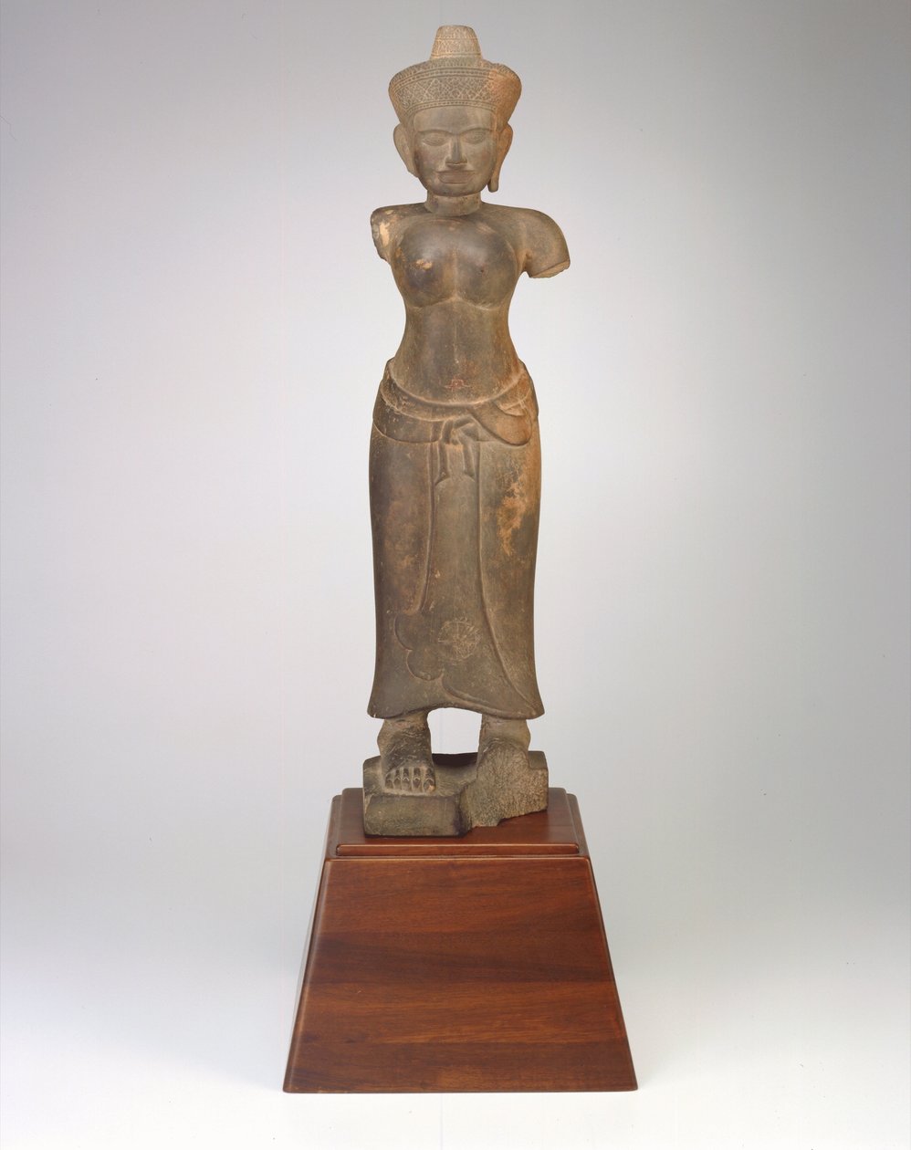 Figura de pie de una deidad femenina, período Angkoriano, siglo IX-X (arenisca) de Cambodian School
