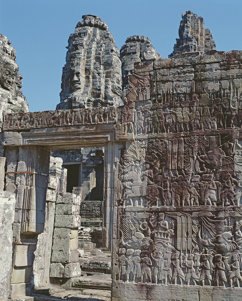 Vista de una pared del Templo de Bayon con relieves tallados de Cambodian School