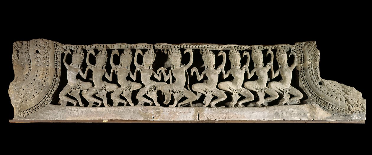 Artes del Khmer (Lejano Oriente). Registro del pedimento inferior: nueve apsaras danzantes. Bajo relieve en gres, finales del siglo XII - principios del siglo XIII. Estilo Bayon. de Camboya, templo de Bayon. París, Museo Guimet - Museo Nacional de Artes As de Cambodian