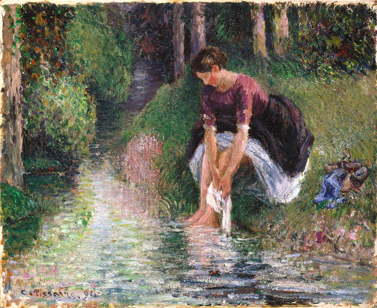 Mujer lavándose los pies en un arroyo (óleo sobre lienzo) de Camille Pissarro